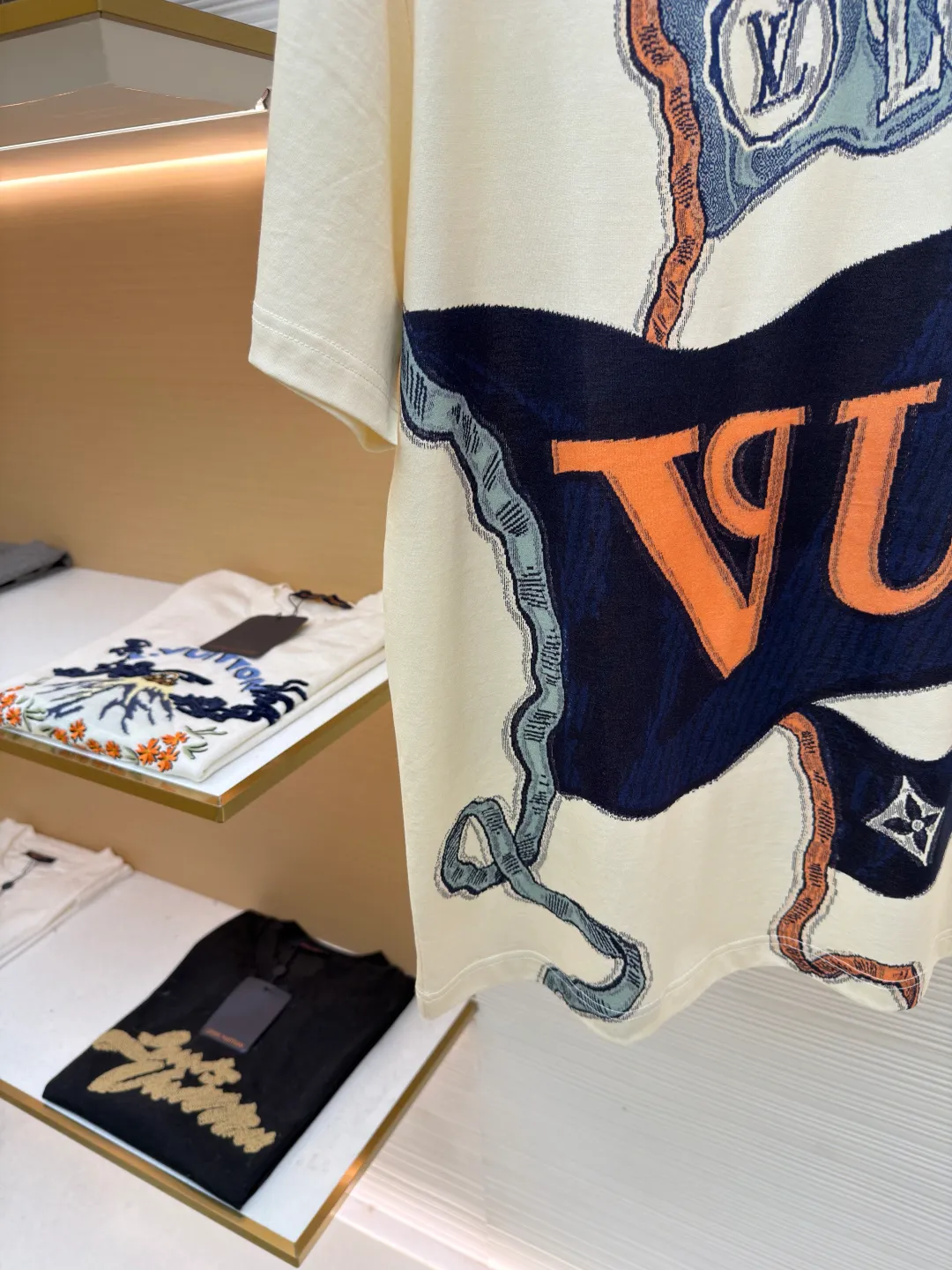 LOUIS VUITTON letter printed short-sleeved T-shirt ●Original version: purchased and developed by 10070 ●Item number: 1680688-A35 ●Fabric: pure cotton double yarn fabric ●Technology: printing production ●Version: fitted version ●Weight: about 205 grams ●Size: XS-S-M-L ●Description: The fabric is made of 220 grams pure cotton double yarn fabric It is soft and skin-friendly, highly breathable, and the positioning cutting process oversizes the loose and large version, making the upper body very slimming. The overall wiring is straight and delicate, the fabric is comfortable and soft, and the color is consistent without color difference. It can be matched with the same style to create a fashionable look and control various occasions. Customized accessories, complete with three standards, same style for men and women!